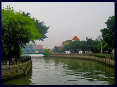 Shamian Island  is a small but very beautiful island filled with nice trees, sculptures, fountains and beautiful historical colonial buildings in European style, in various conditions. Shamian, that means "sandy surface", is situated in the south part of Liwan district, next to Pearl River, and used to be the place where impressive foreign trade mansions were built during the colonial period. In a row of houses called Thirteen Factories, foreigners lived and did business.  The island is 900 meters long from east to west and 300 meters wide from south to north.
It was an important port during the Sing and Qing dynasties and is a must see.
After 1949, the mansions of Shamian became government offices or apartment houses and the churches were turned into factories. Everywhere you find nice sculptures of people from the colonial past of Guangzhou.
The island is almost free of cars, but not completely unfortunately so you have to watch out while passing the streets and don't expect cars. Militaries and policemen are patrolling the streets. Hotels, restaurants, souvenir stores and health instititues can be found here today. We visited Shamian in the late afternoon and evening the first day we arrived in Guangzhou. Personally, I found it more similar to small cities in southern USA (Savannah, Charleston) then Europe.